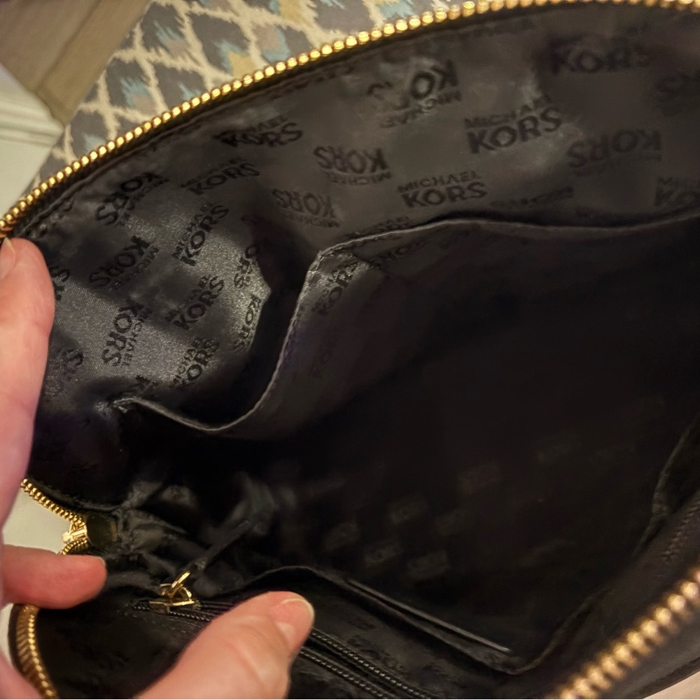 EUC Michael Kors Selma Medium
Satchel in Saffiano Leather Handbag Black - Picture 10 of 14
